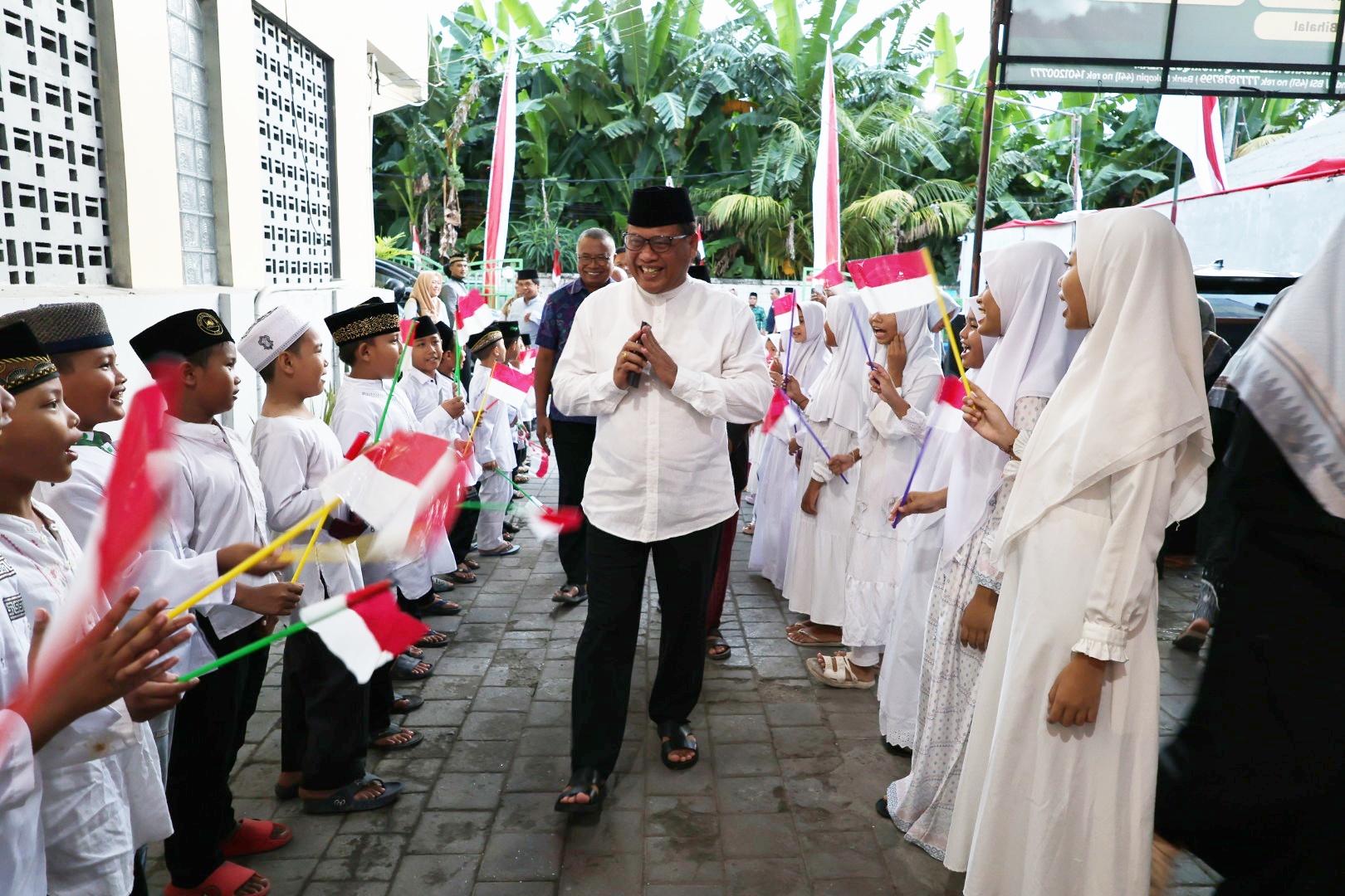  Sekda Alit Wiradana Hadiri Buka Puasa di Musholla Thoriqussalam Sanur.