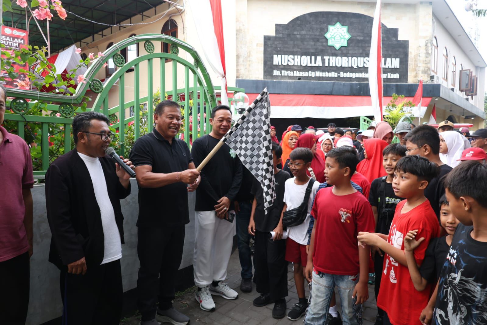 Sekda Alit Wiradana Lepas Jalan Sehat Musholla Thoriqussalam Sanur Serangkaian HUT ke-80 Kemerdekaan RI