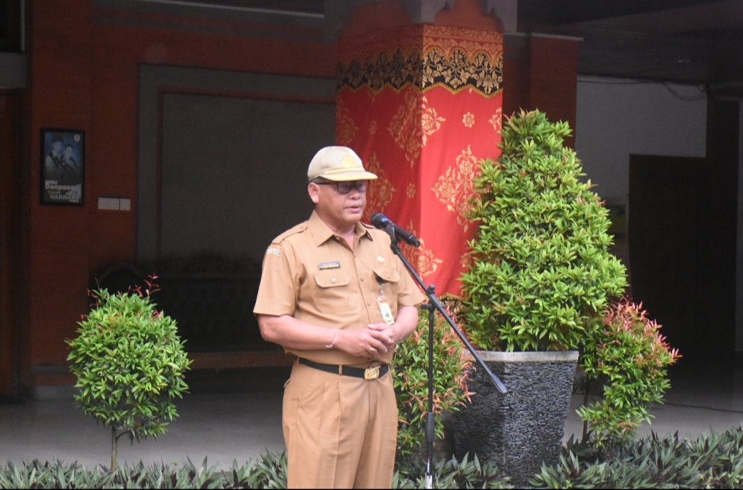 Sekda Alit Wiradana Pimpin Apel Disiplin Pegawai, Himbau ASN Jadi Teladan Pilah dan Olah Sampah di Sumber.