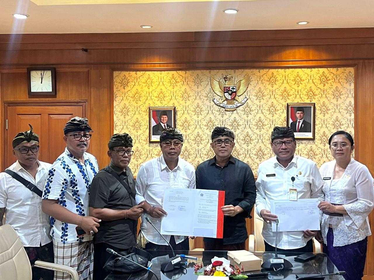 Walikota Jaya Negara Serahkan Hibah Tanah Kepada Banjar Adat Semawang