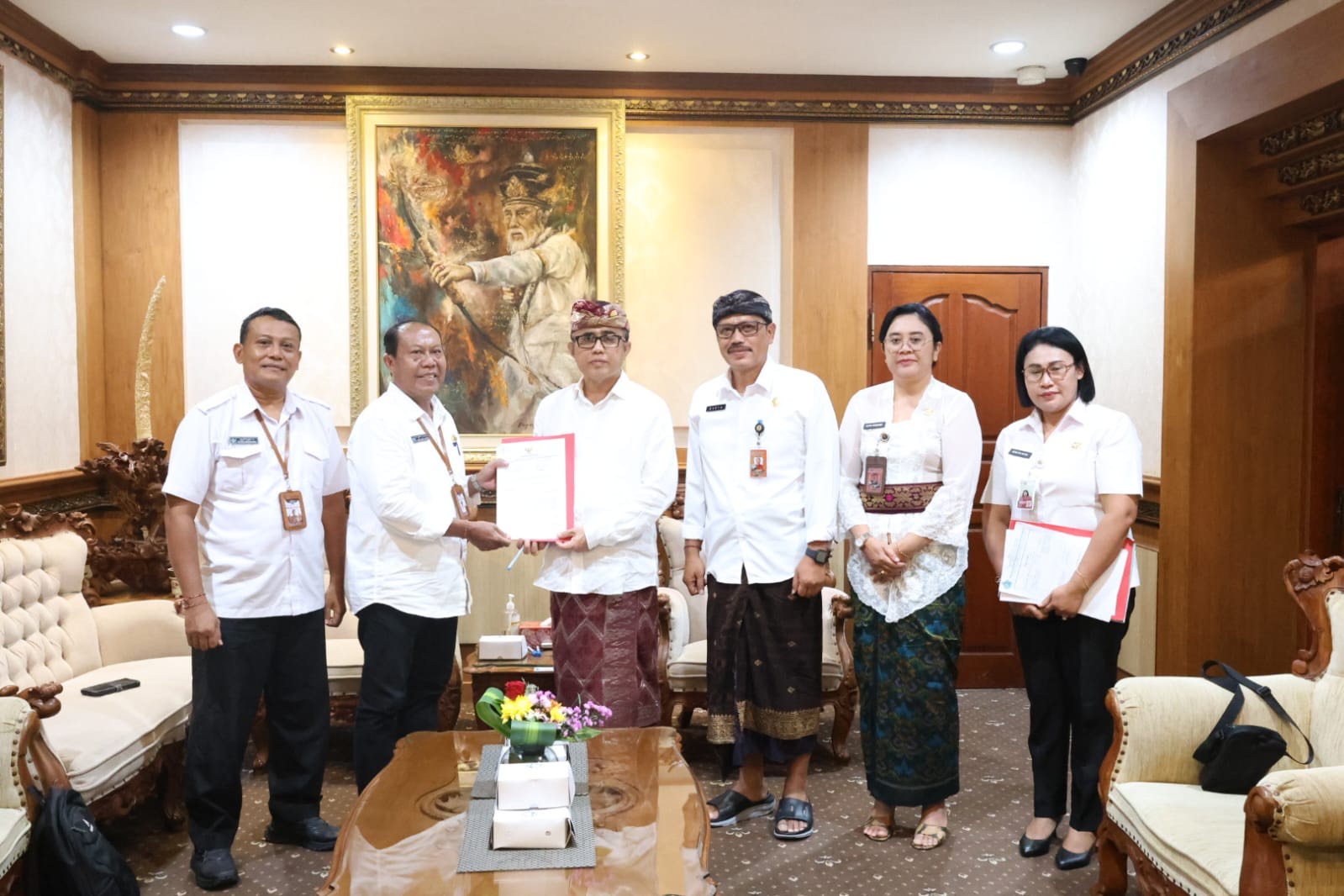 Walikota Jaya Negara Serahkan TPBP Perluasan Lahan TPS3R Pertiwi Kerthi, Dukung Optimalisasi Pengolahan Sampah Berbasis Sumber.