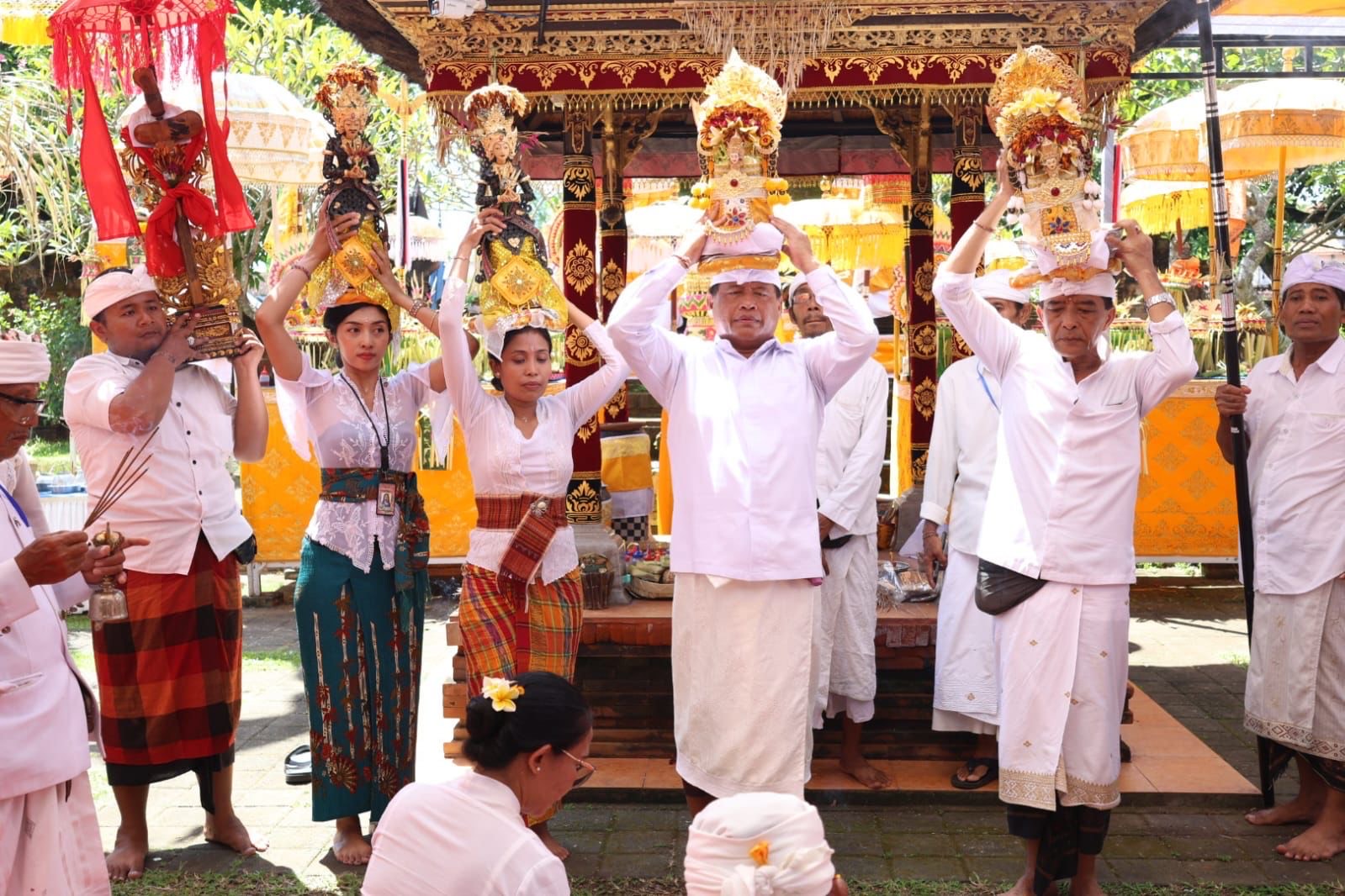 Sekda Alit Wiradana Ngaturang Bhakti Penyineban Di Pura Agung Lokanatha