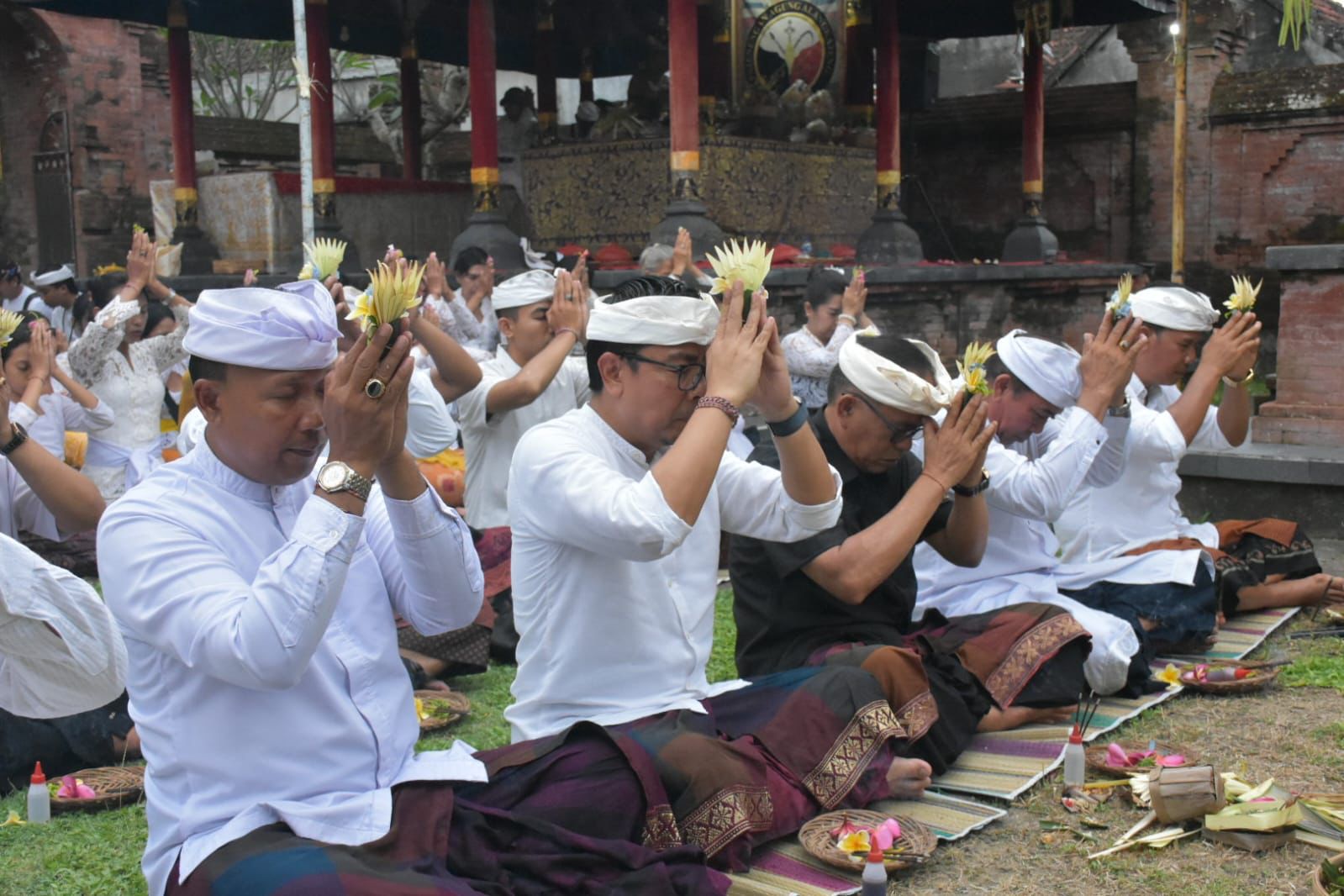 Wawali Arya Wibawa Hadiri Pujawali di Pura Pajenengan Agung Peraupan.