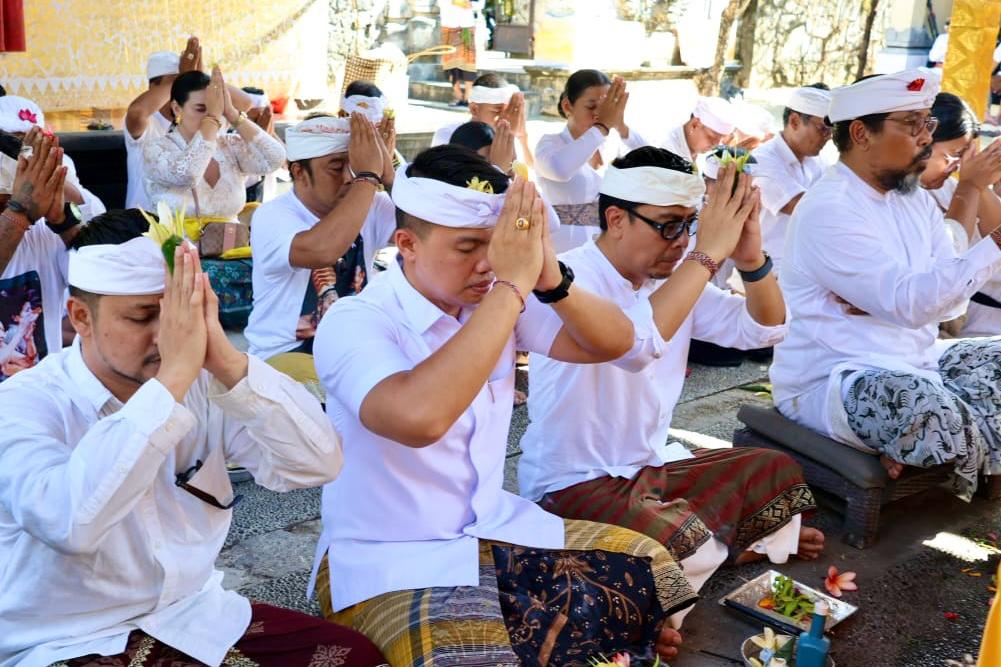 Wawali Arya Wibawa Hadiri Pemelaspasan Patung Pelawatan di Pura Dalem Pengembak Sanur.
