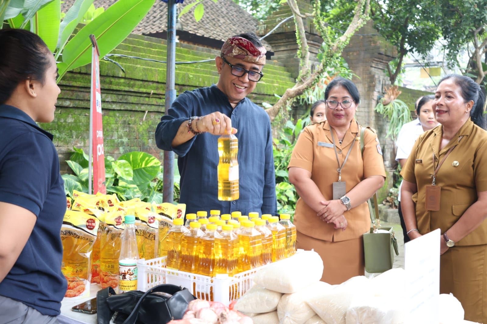 Walikota Jaya Negara Tinjau Pasar Murah Di Wantilan Pura Dalem Yangbatu