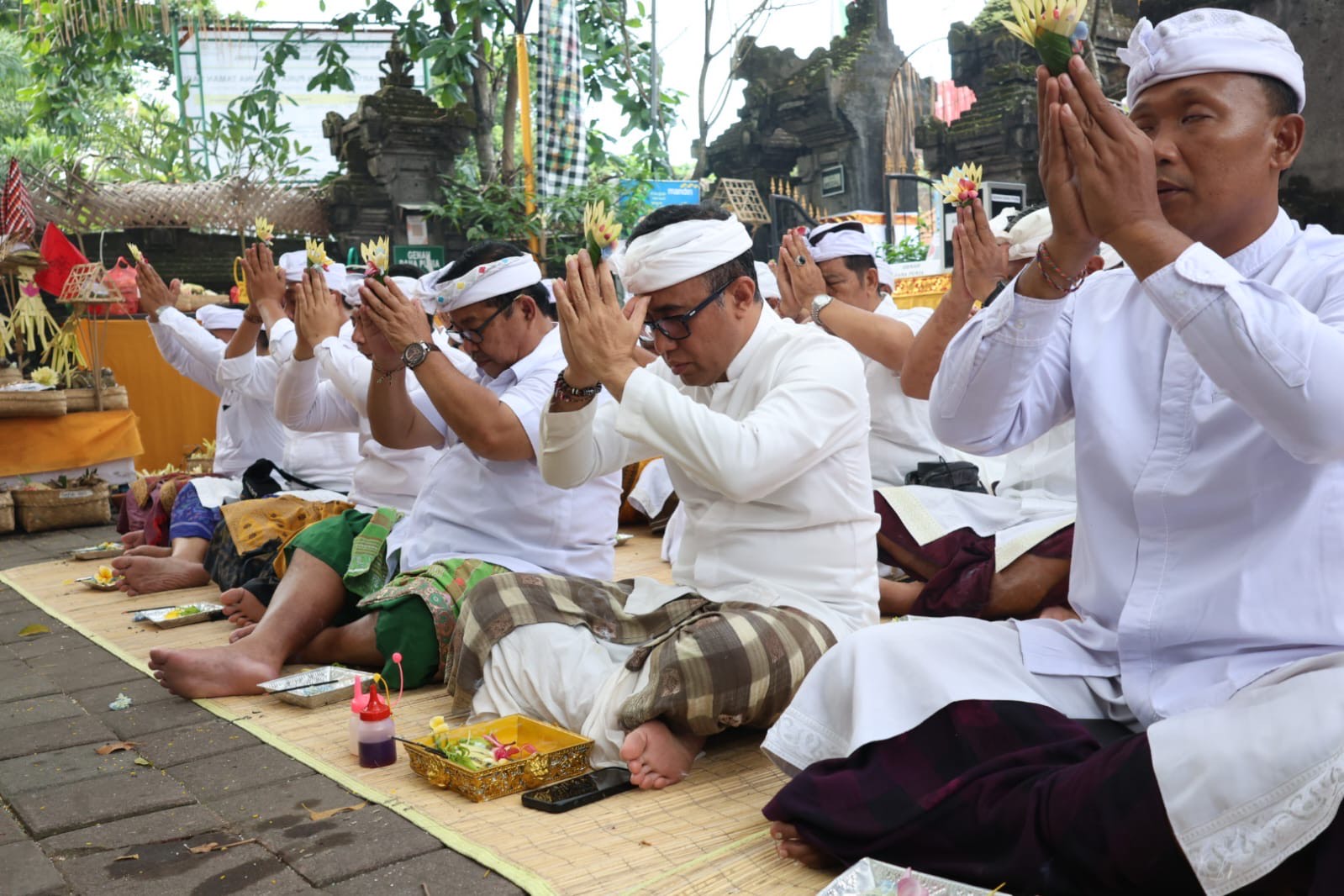 Walikota Jaya Negara Ngaturang Bhakti Serangkaian Pujawali di Pura Swagina Taman Sari