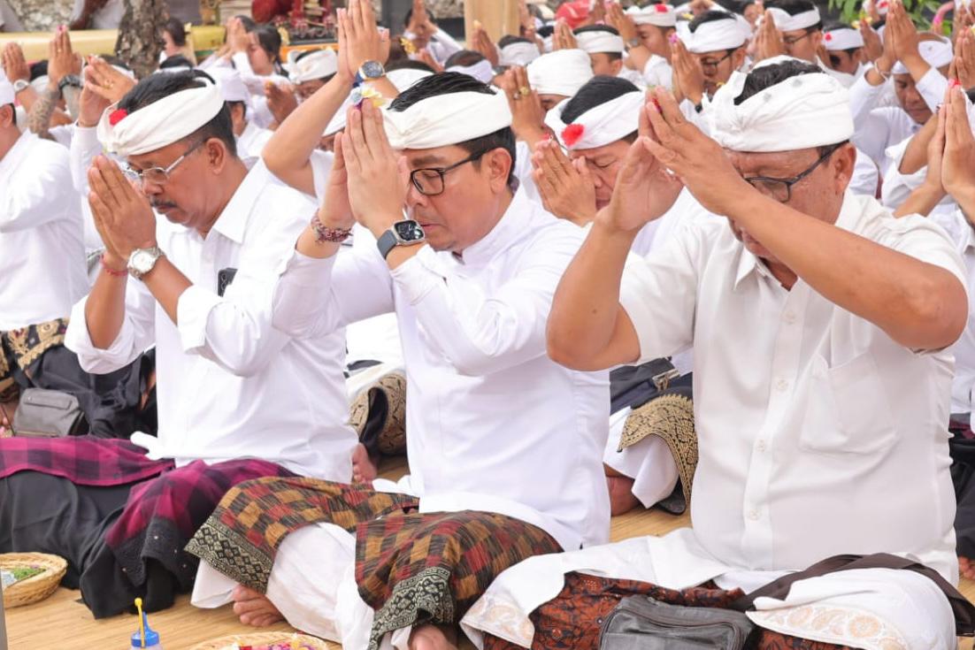 Wawali Arya Wibawa Hadiri Karya Pujawali Mapadudus Alit dan Mecaru di Pura Dalem Batan Kendal.