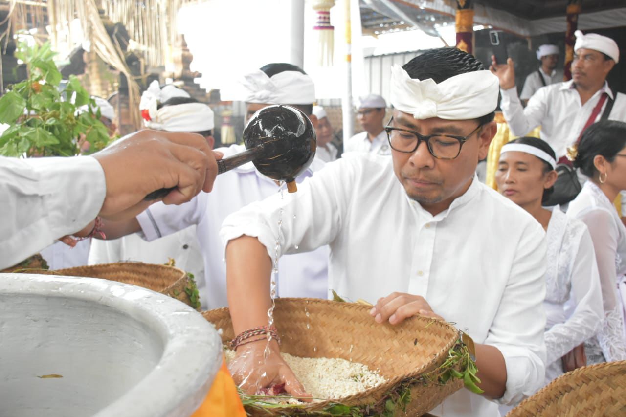 Wawali Arya Wibawa Hadiri Upacara Ngingsah di Pura Paiobon Penyarikan, Tegallantang