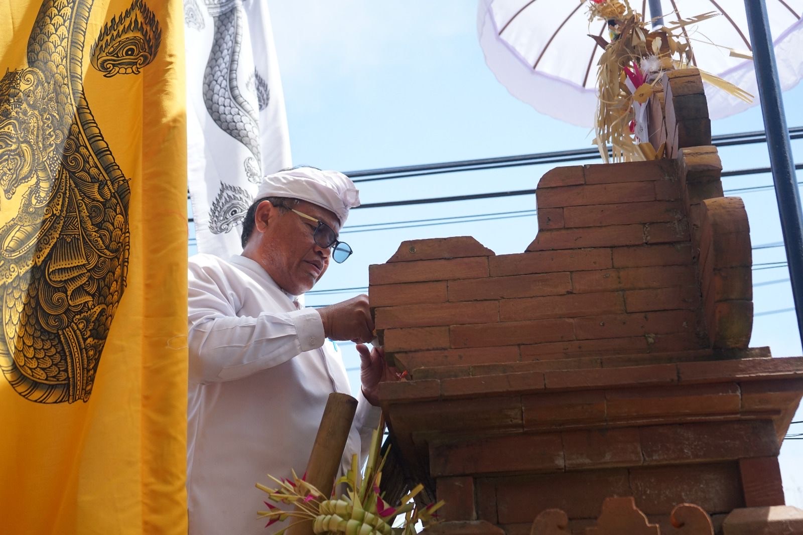 Sekda Alit Wiradana Hadiri Upacara Pecaruan Resi Gana, Melaspas dan Mendem Pedagingan di Gedung Bagian PBJ Setda Kota Denpasar.