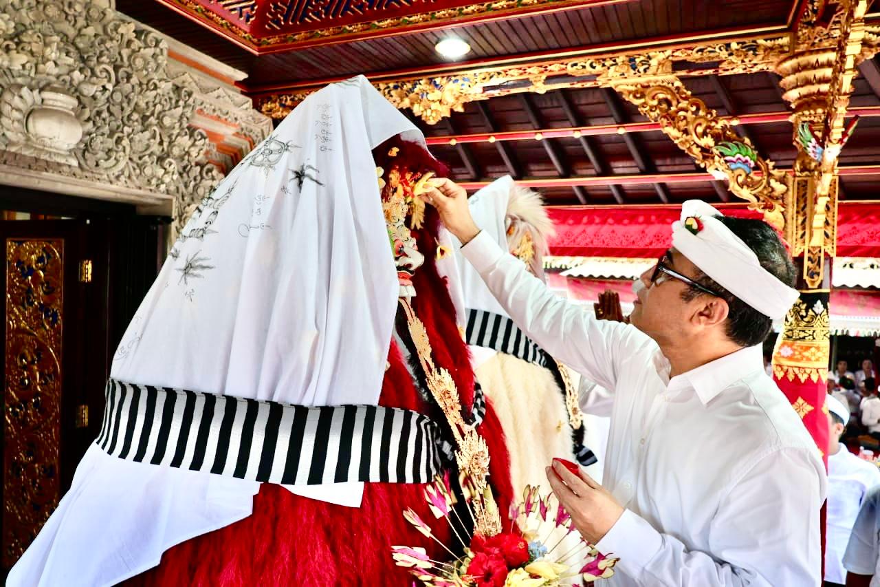 Walikota Jaya Negara Hadiri Ngeratep Lan Pasupati Sesuhunan Pura Dangka Banjar Bengkel