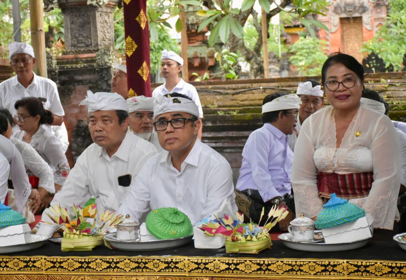 Walikota Jaya Negara Ngupasaksi Karya Melaspas Pratima dan Archa di Pura Penataran Agung dan Pura Dalem Kahyangan Penatih.
