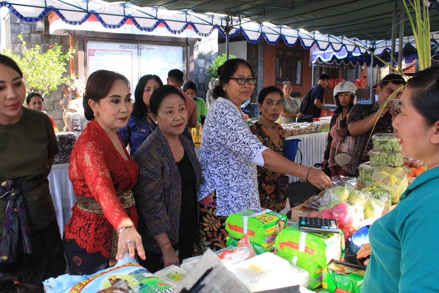 Sekda Alit Wiradana Tinjau Pasar Murah, Ciptakan Harga Bahan Pokok Stabil Jelang Galungan dan Kuningan.