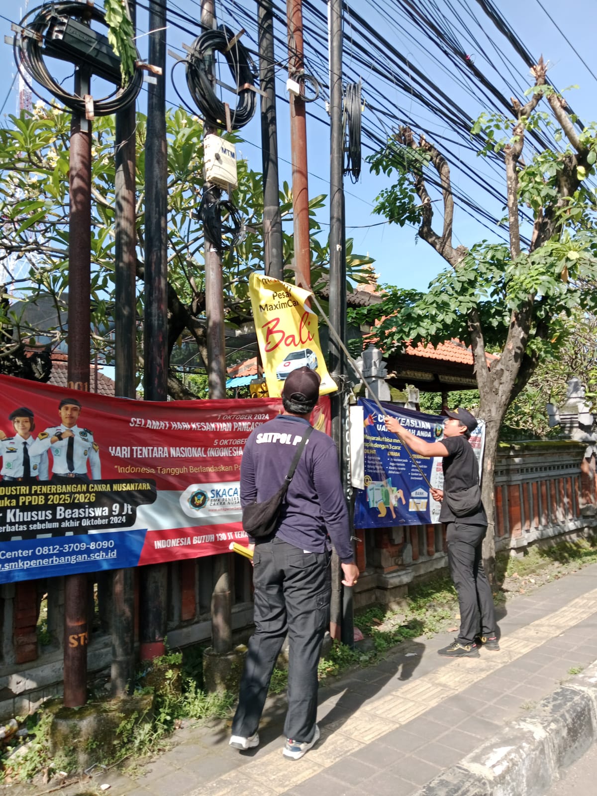 Jaga Keindahan Wajah Kota, Satpol PP Denpasar Tertibkan Baliho Kedaluwarsa dan Tak Sesuai Tempat
