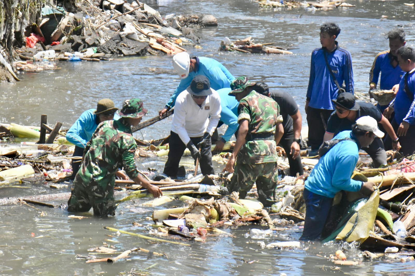 Walikota Jaya Negara Turun Langsung Pimpin Pembersihan Sungai di Desa Tegal Kertha  Pastikan Sampah-Sampah Pasca Banjir Telah Tertangani 