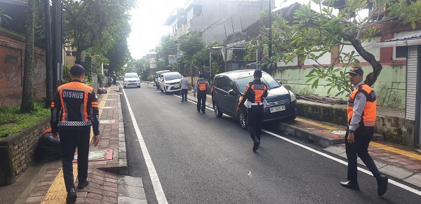 Dishub Denpasar Tertibkan Parkir Liar di Kawasan Jalan Gatot Kaca dan Jalan Sahadewa