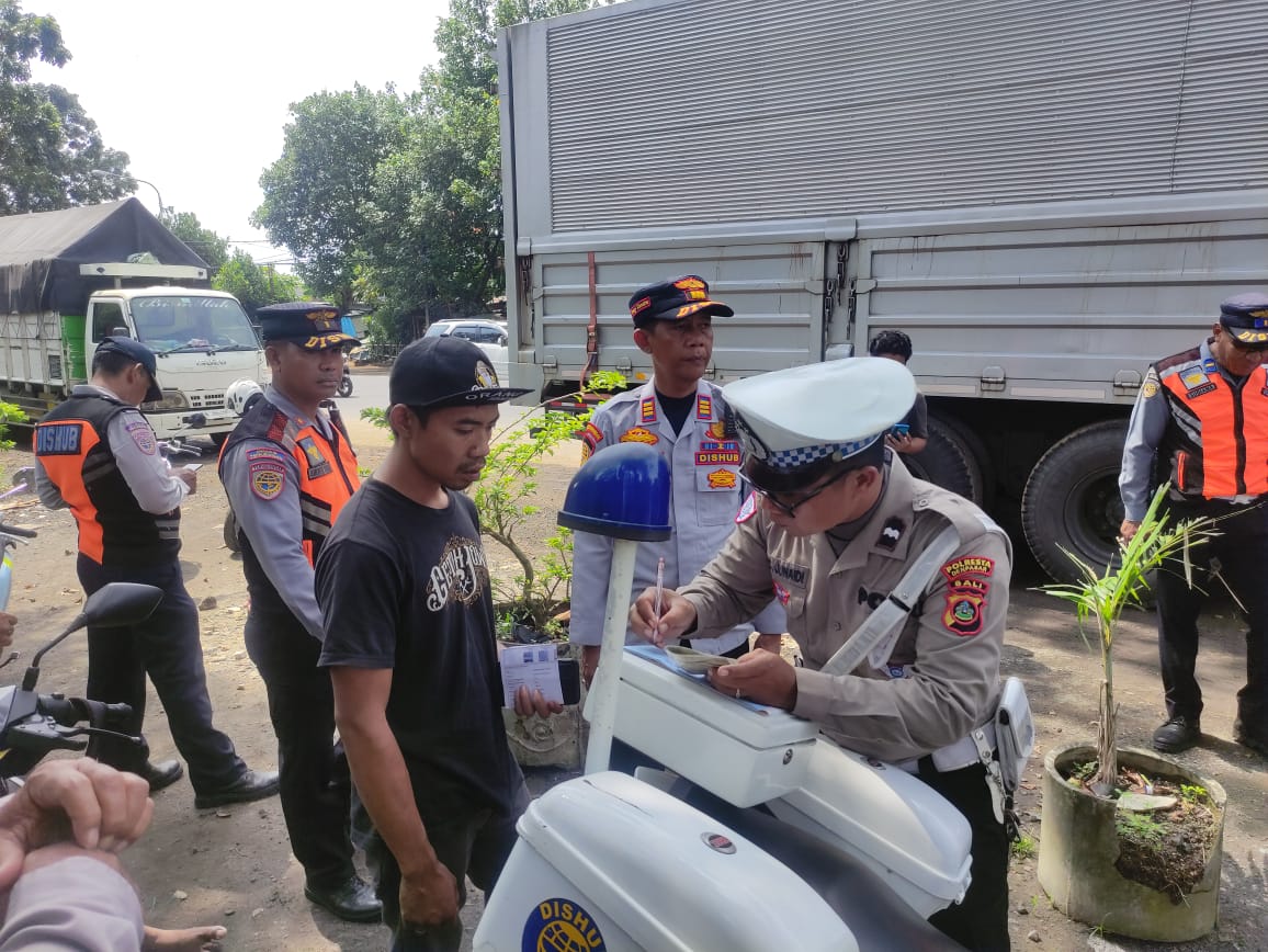 Bikin Kumuh dan Biang Kemacetan, Dishub Denpasar Tertibkan Truk Parkir Sembarangan di Kawasan Patung Titi Banda. 