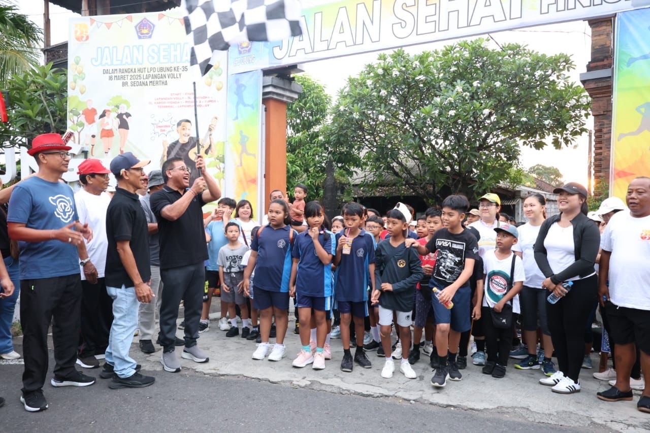 Sekda Alit Wiradana Lepas Jalan Sehat Serangkaian HUT ke-35 LPD Desa Adat Ubung. 