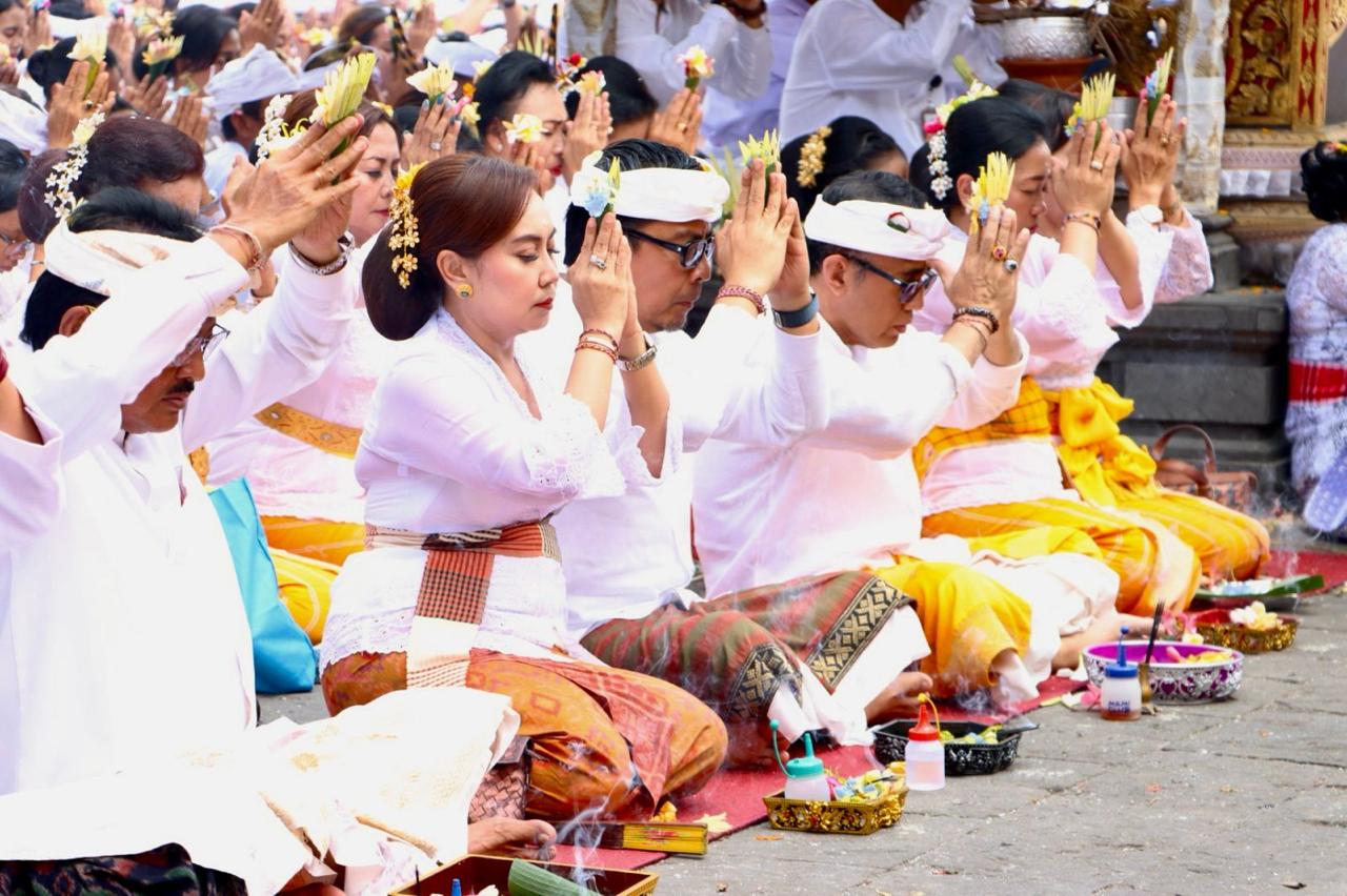 Pemkot Denpasar Ngaturang Bhakti Penganyar Ida Bhatara Turun Kabeh di Pura Agung Besakih.