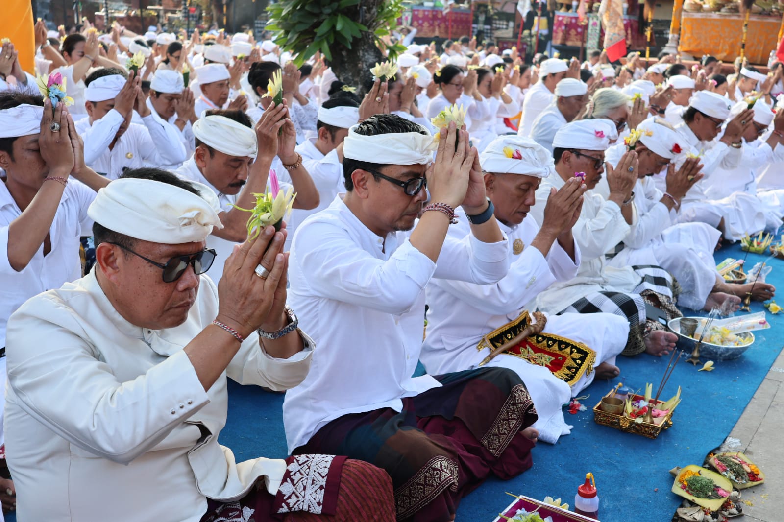 Wawali Arya Wibawa Hadiri Pujawali Pura Desa Lan Puseh Desa Adat Denpasar