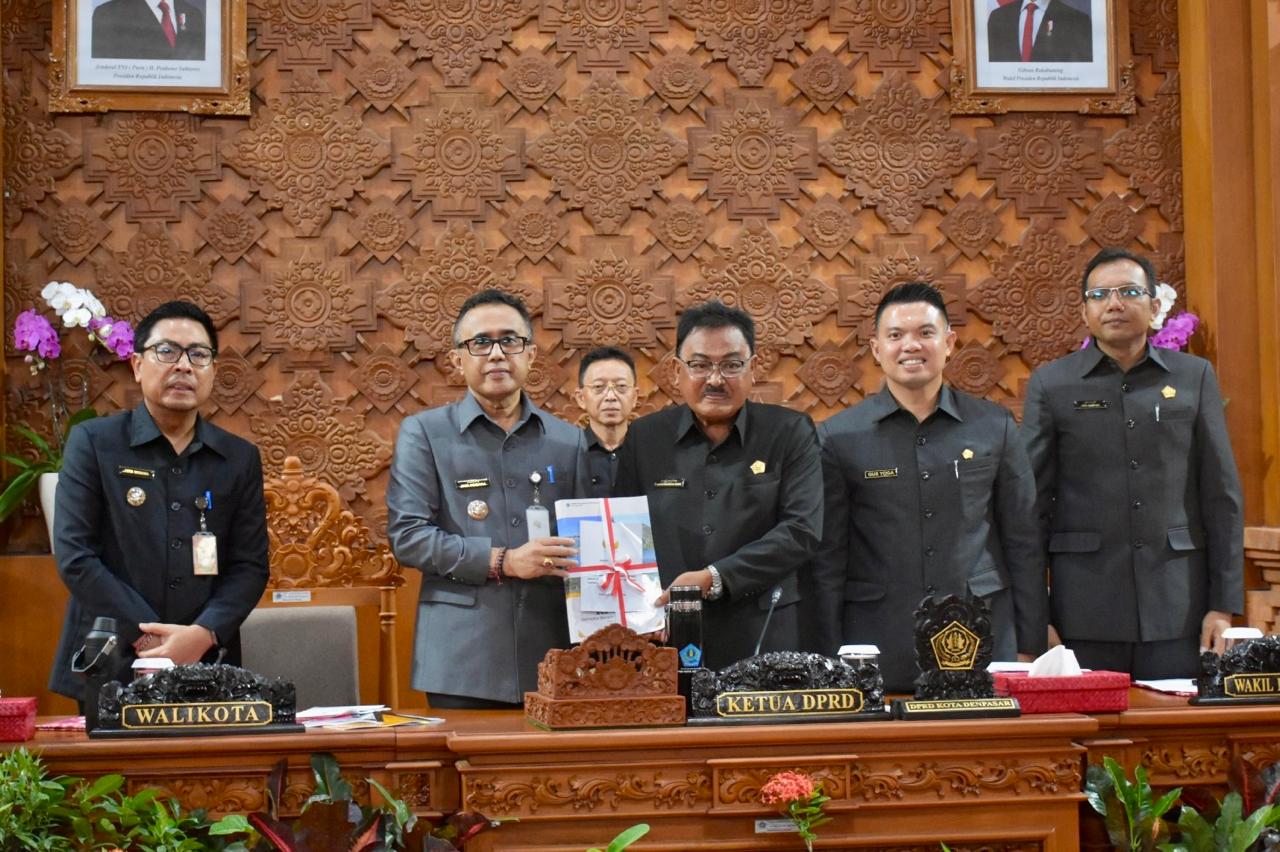 Di Hadapan Sidang Paripurna Dewan, Walikota Jaya Negara Sampaikan Ranperda RPJMD Semesta Berencana Kota Denpasar Tahun 2025-2029