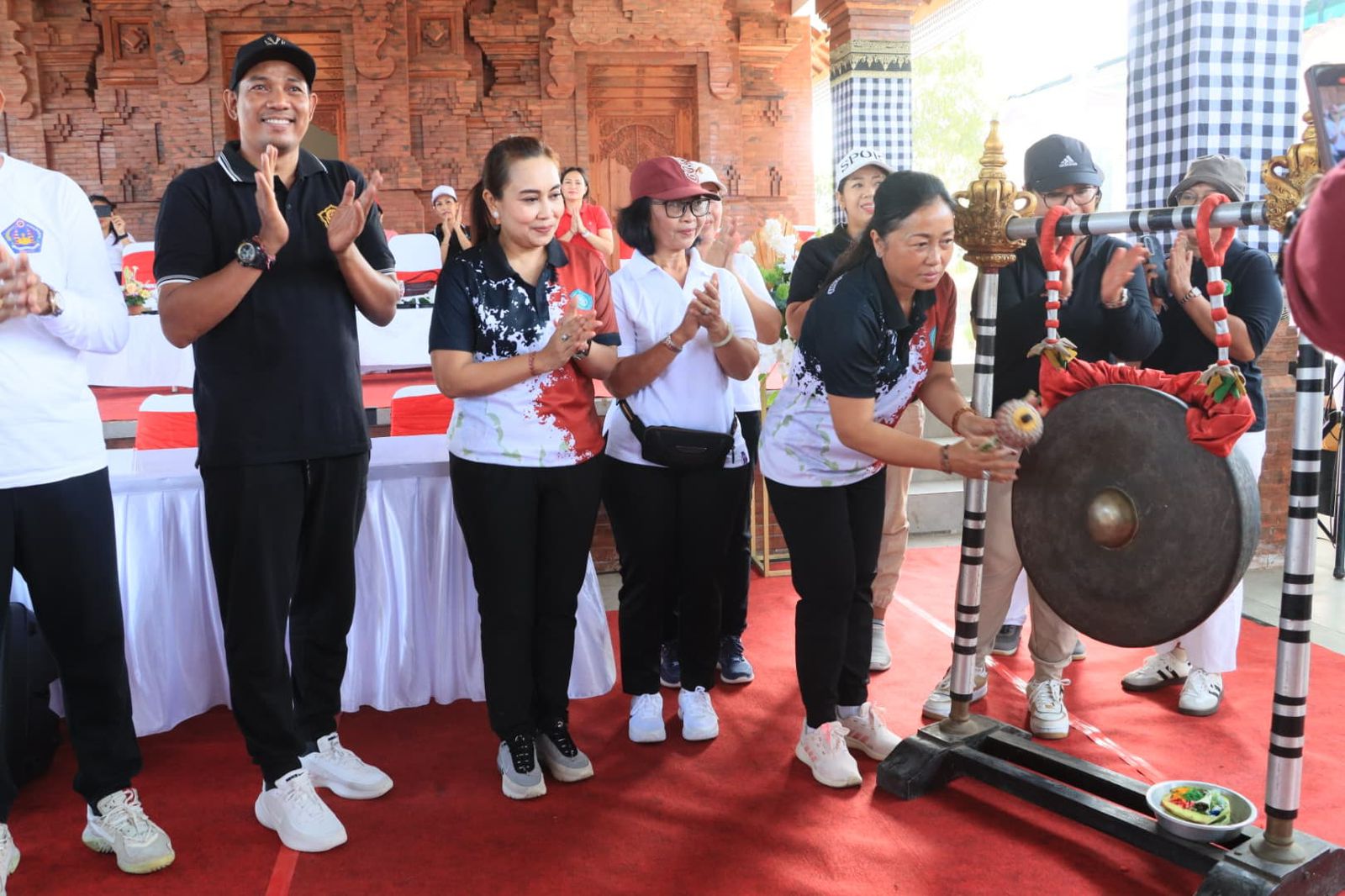 Rangkaian HUT Ke-34 LPD Kesiman Ketua TP. PKK Antari Jaya Negara Buka Lomba Senam SICITA