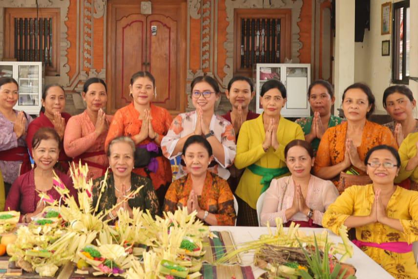 WHDI Denpasar Gelar Pelatihan Pembuatan Banten Otonan Ayaban Tumpeng Pitu, Sasar PKK di Banjar Pengukuh, Desa Peguyangan Kangin