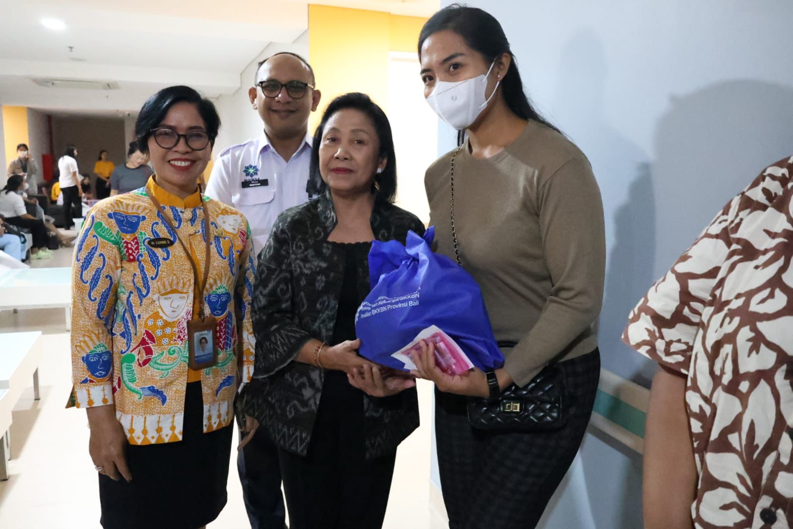 Serangkaian HUT IBI ke-74 dan Harganas ke-32, Pemkot Denpasar Berikan  Pelayanan KB SEPADU.