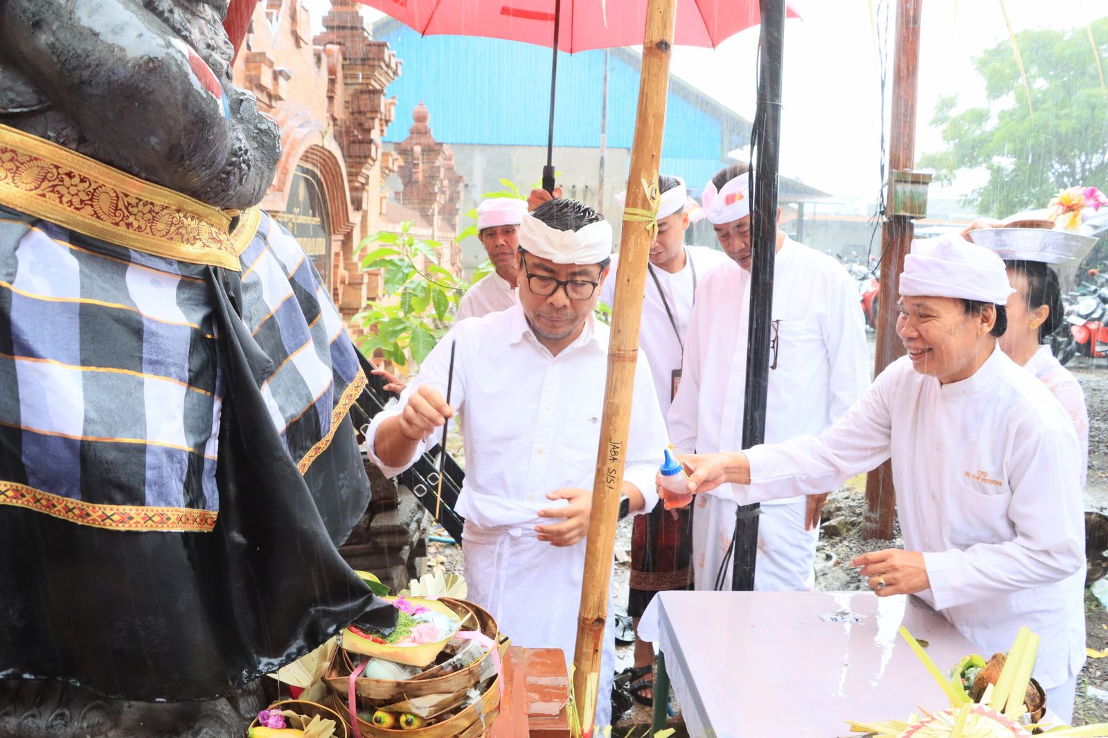 Wawali Arya Wibawa Mendem Pedagingan Pemelaspasan Penyengker Pura Dalem Penataran Anyar Banjar Pitik