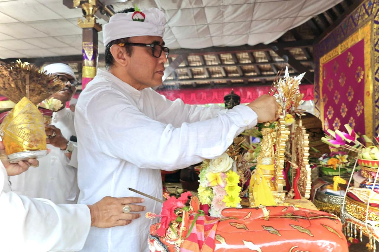 Walikota Jaya Negara Hadiri Ngeratep Lan Pasupati Sesuhunan Pura Ratu Made Agung