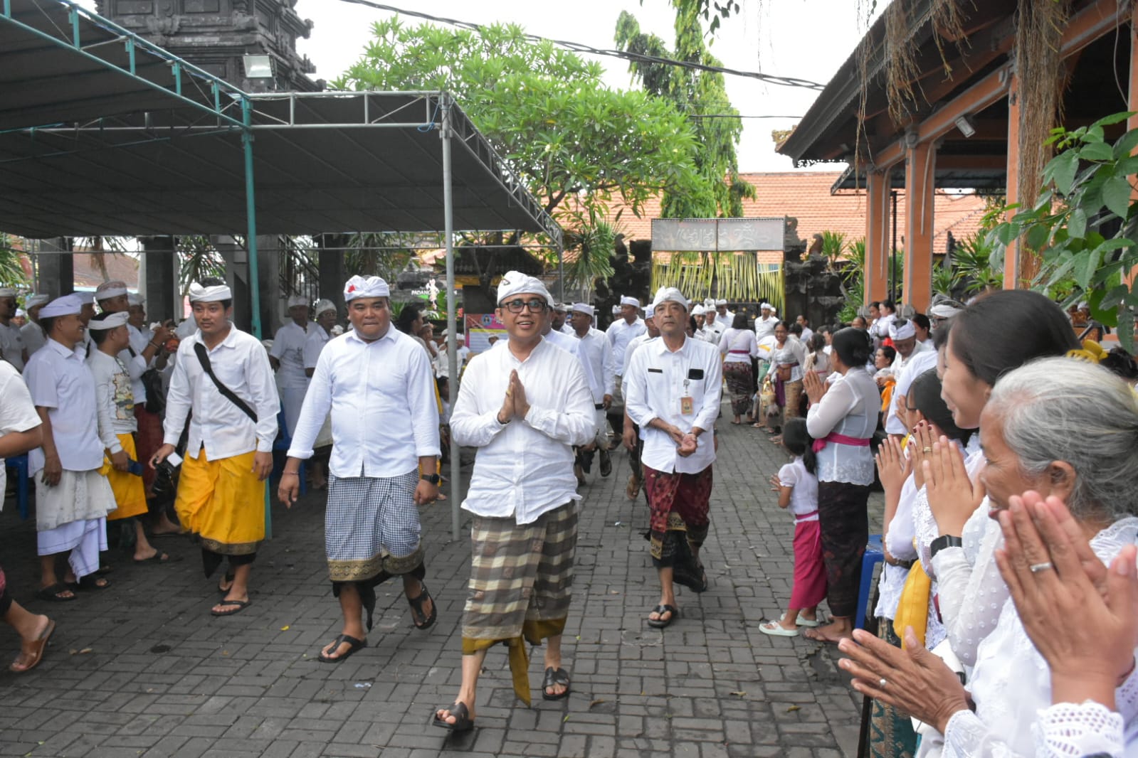 Walikota Jaya Negara Ngupasaksi Upakara Munggel Pelawatan di Pura Sor Waringin Ulun Desa Padangsumbu.