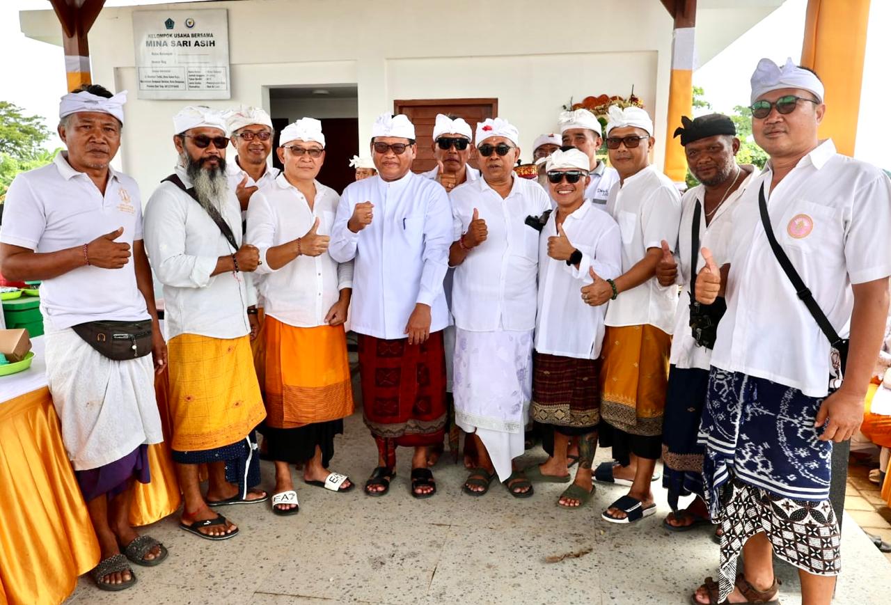 Sekda Alit Wiradana Hadiri Pemelaspasan Balai Bendega Kelompok Nelayan Mina Sari Asih Sanur