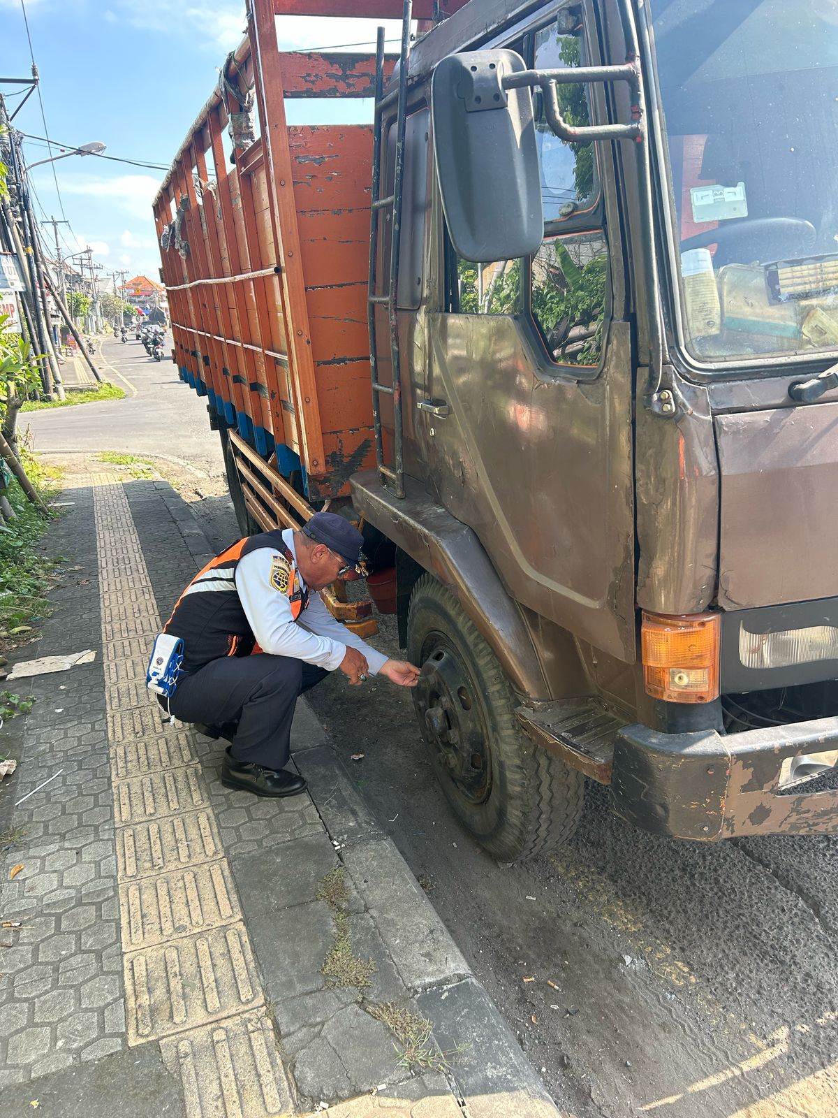 Dishub Denpasar Tertibkan Truk Parkir Sembarangan di Kawasan Jalan Cargo
