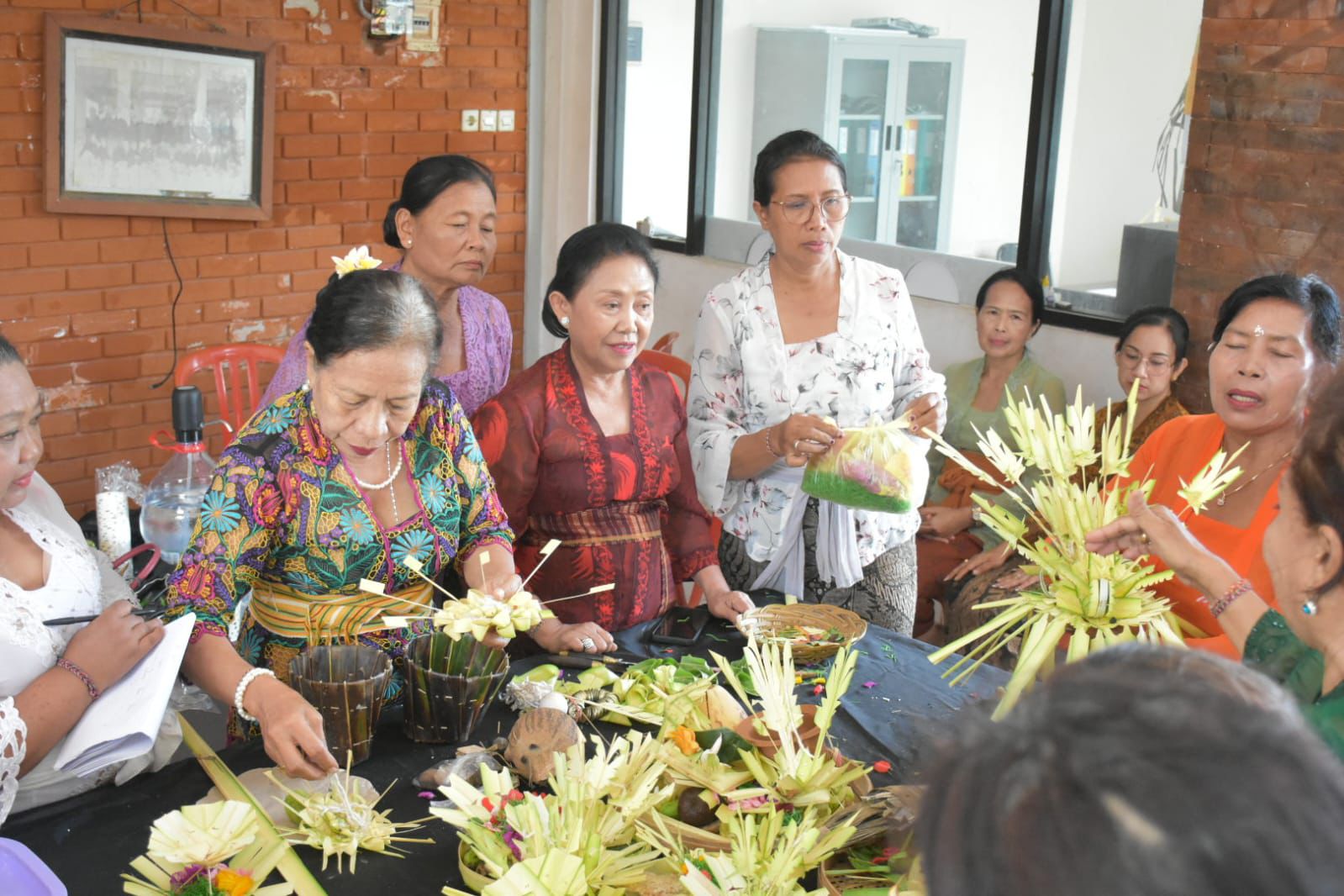 WHDI Denpasar Kembali Gelar Pelatihan Banten Oton Tumpeng Pitu, Kali Ini Sasar PKK Banjar Langon, Sanur Kaja.