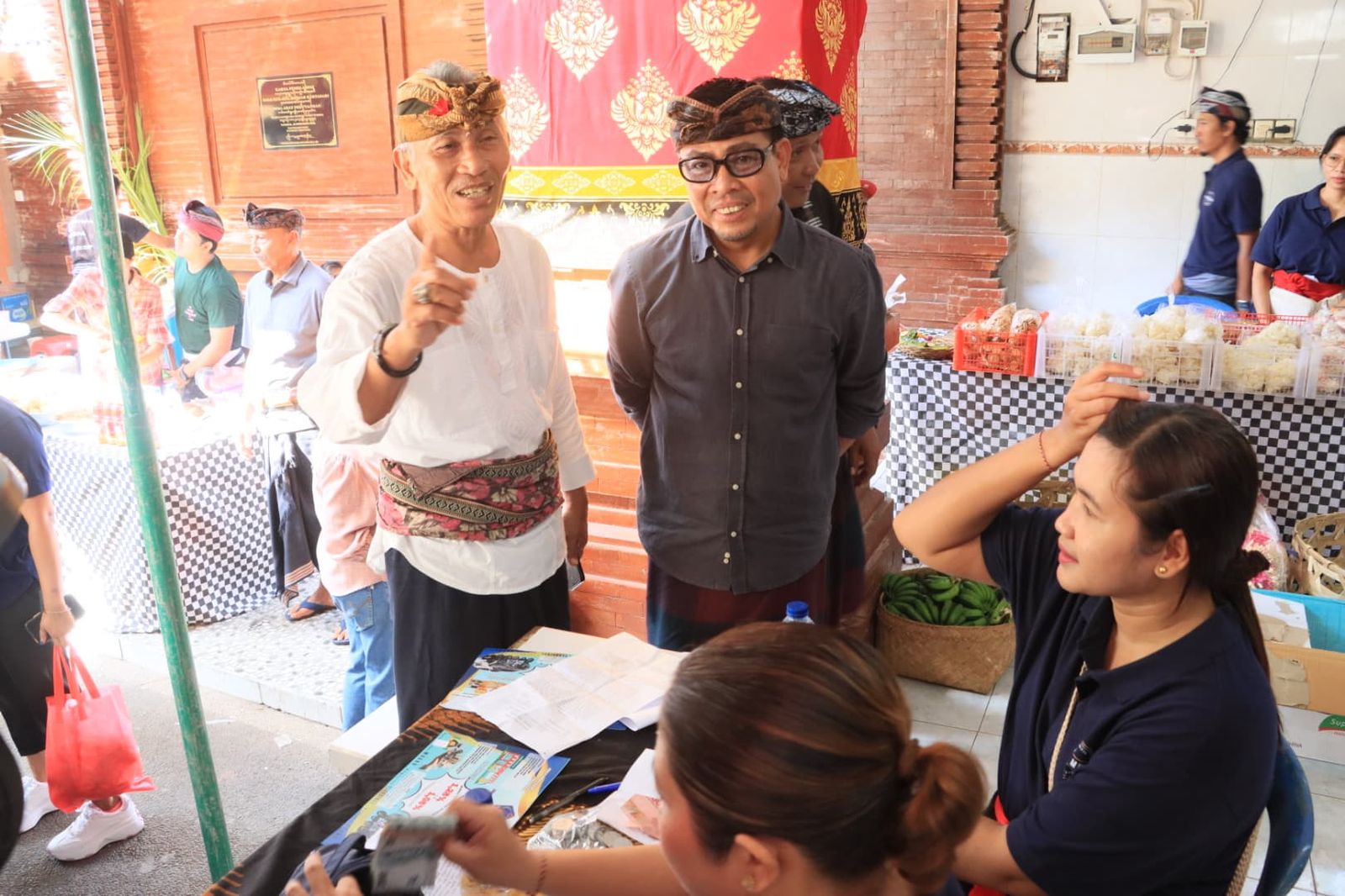 Jelang Galungan dan Kuningan, Banjar Kertasari Gelar Pasar Murah Bersubsidi Wawali Arya Wibawa Apresiasi Dukungan UMKM dan Keringanan bagi Warga