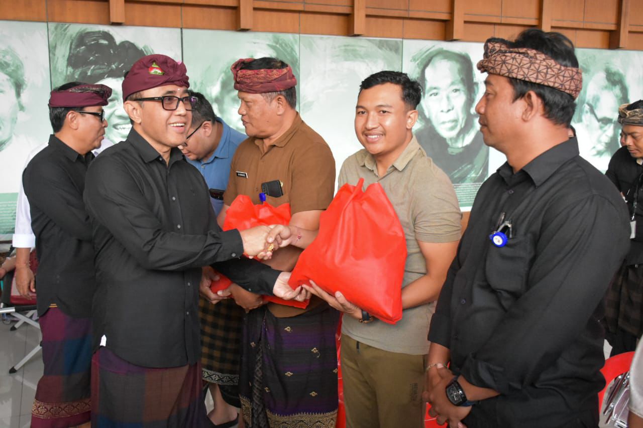 Walikota Jaya Negara Apresiasi Aksi Sosial Serangkaian HUT ke-28 Perumda Tirta Sewakadarma.