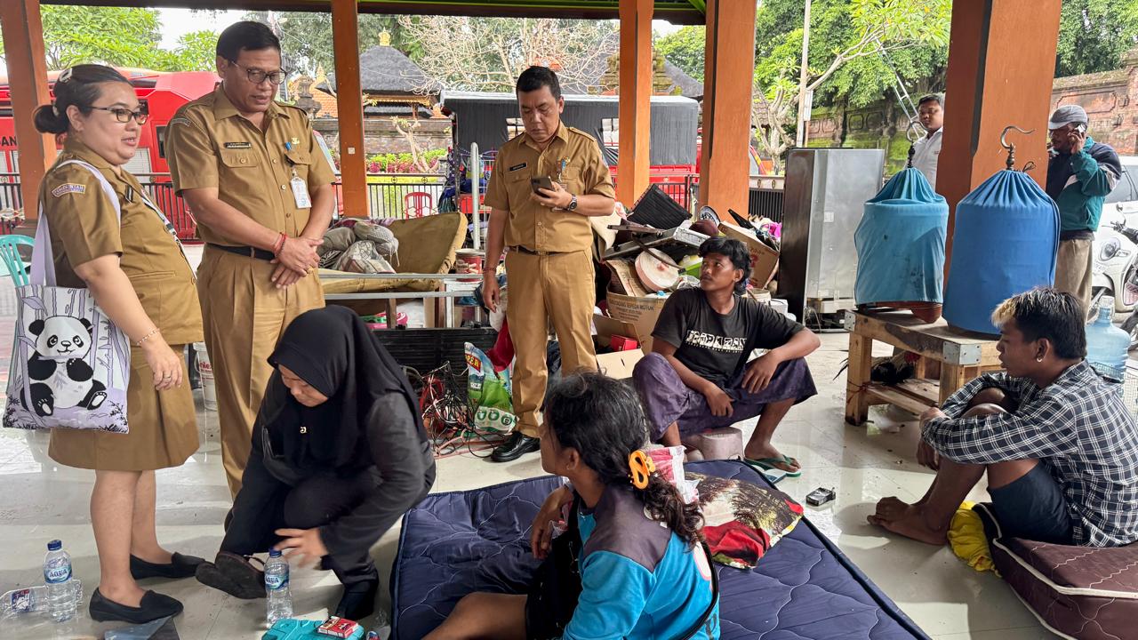 Sekda Alit Wiradana Tinjau Lokasi Musibah Longsor di Wilayah Ubung Kaja