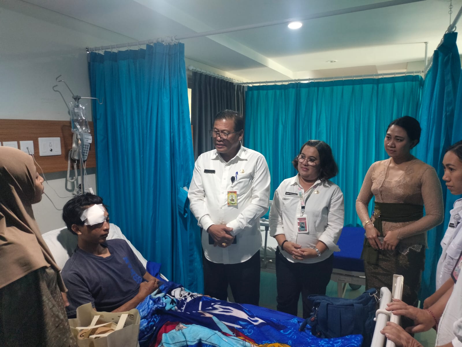 Sekda Alit Wiradana Jenguk Korban Musibah Tanah Longsor Yang Sedang Jalani Perawatan.