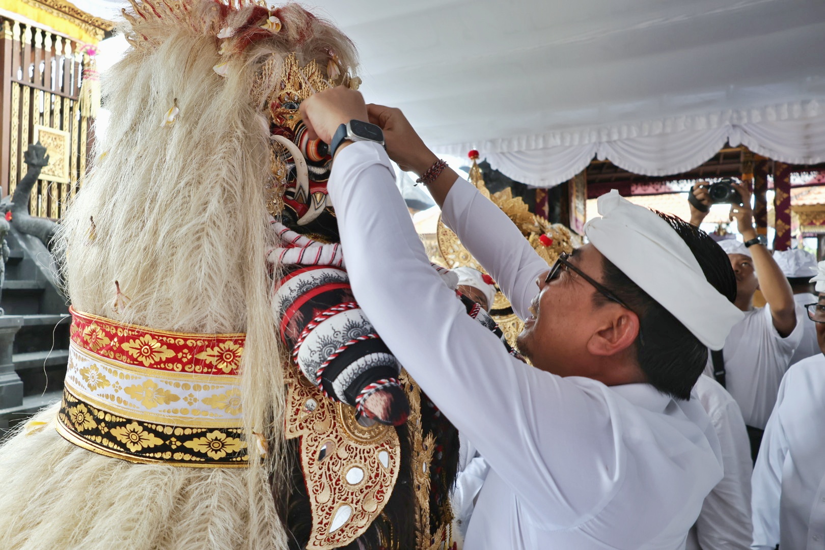 Wawali Arya Wibawa Hadiri Karya Ngeratep, Melaspas lan Pasupati di Pura Dalem Penataran Suwung Desa Adat Kepaon.