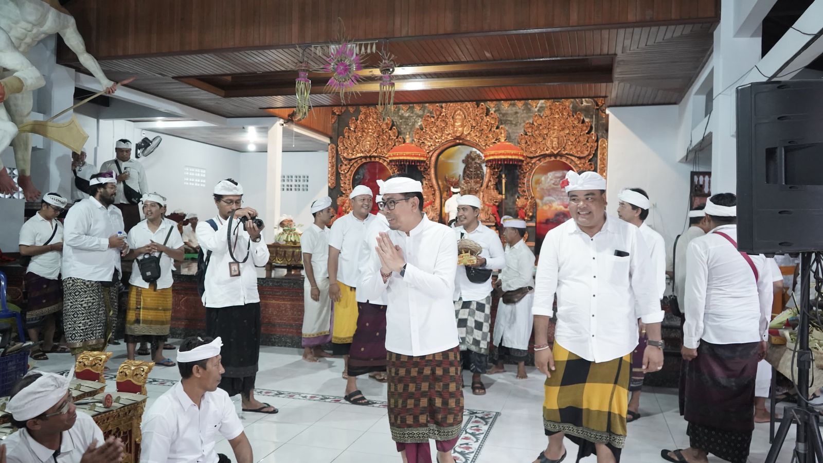 Wawali Arya Wibawa Hadiri Karya Pujawali Lan Pemlaspasan Banjar Padangsumbu Tengah