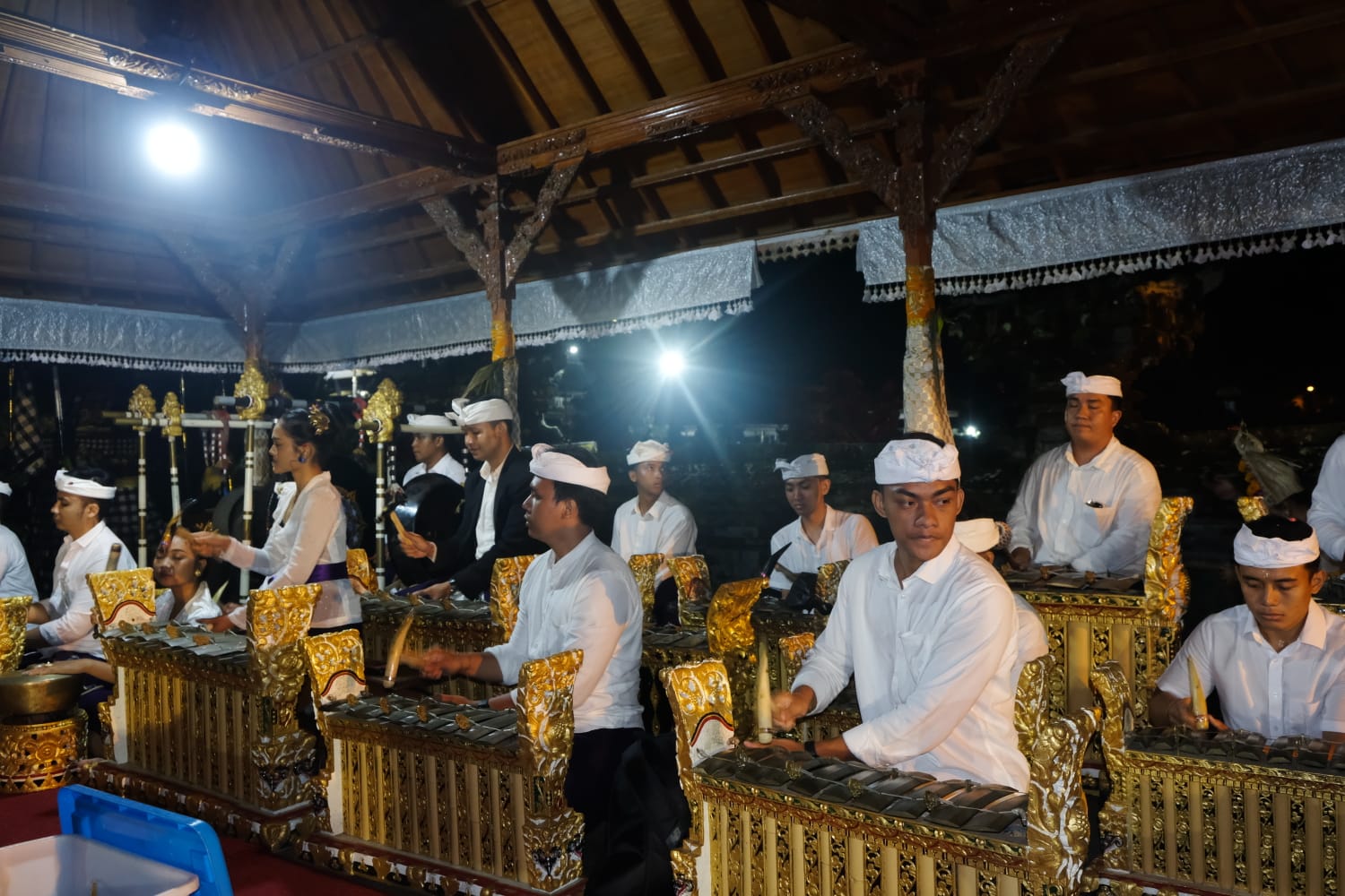 Semeton Teruna Teruni Denpasar Ngayah di Pura Agung Besakih