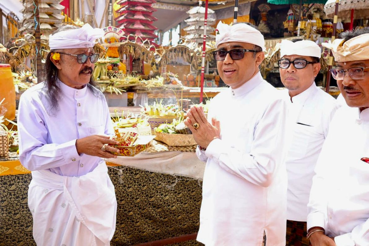 Pemkot Denpasar Ngaturang Bhakkti Penganyar Serangkaian Pujawali Ngusaba Kedasa di Pura Ulun Danu Batur. 