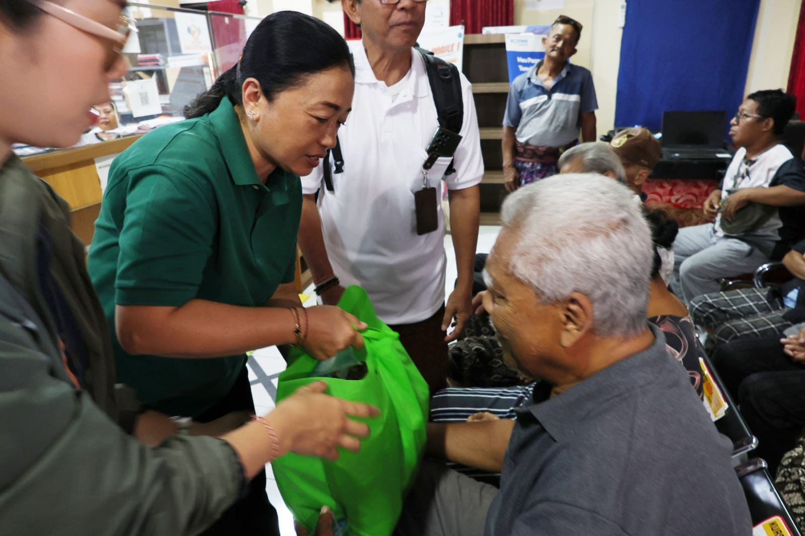 Ny. Antari Jaya Negara  Terus Bergerak Salurkan Bantuan Kemanusian  Bagi Warga Terdampak Banjir. 