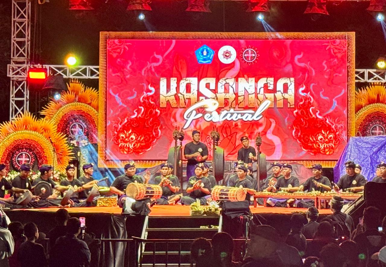 Sebanyak 20 Sekehe Baleganjur Ngarap Getarkan Panggung Kasanga Festival.