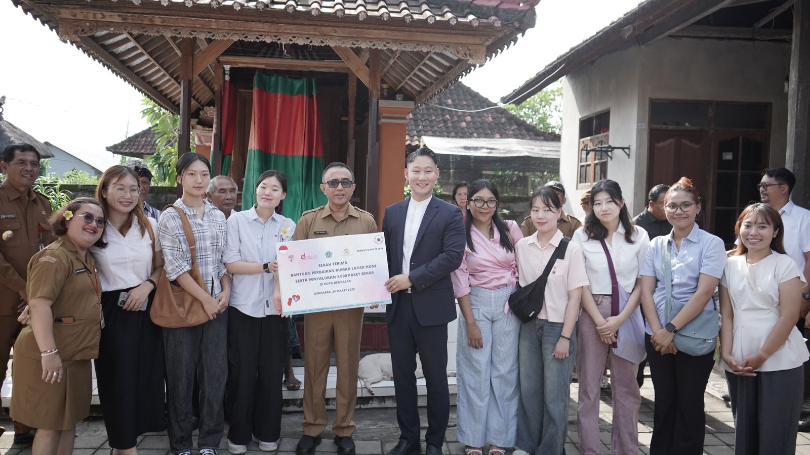 Wali Kota Jaya Negara Serahkan Bantuan Rumah Layak Huni di Desa Peguyangan Kaja