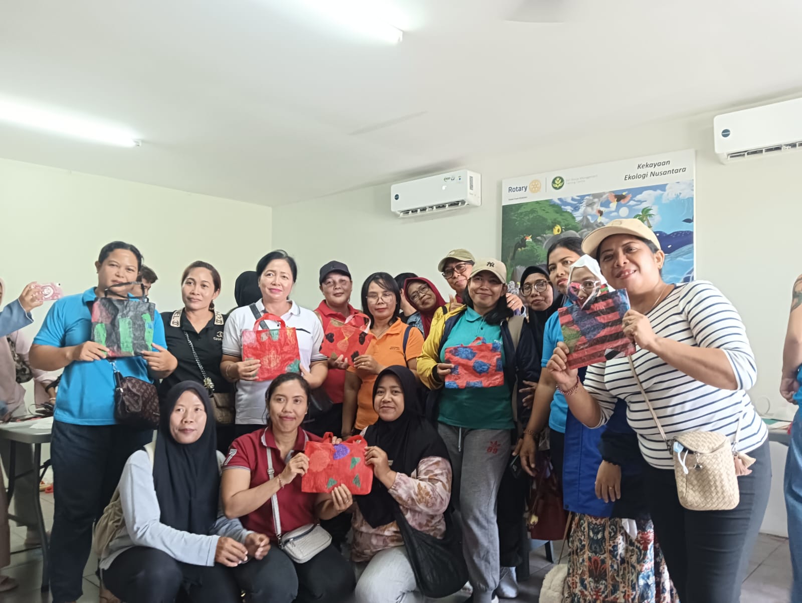 Gandeng Pesona Plastik, PKK se-Desa Pemogan Ikuti Workshop Upcycle Plastik. 