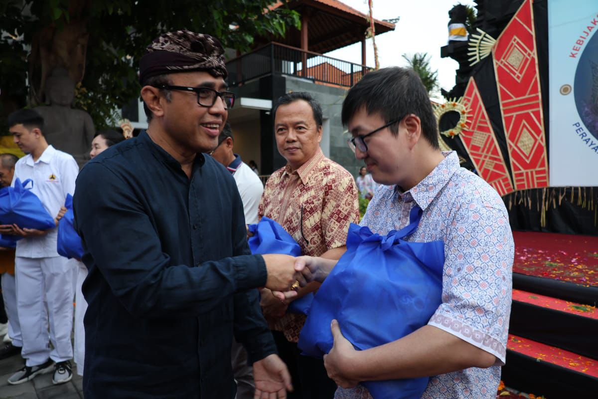 Walikota Jaya Negara Hadiri Peringatan Trisuci Waisak 2569 BE di Vihara Buddha Sakyamuni