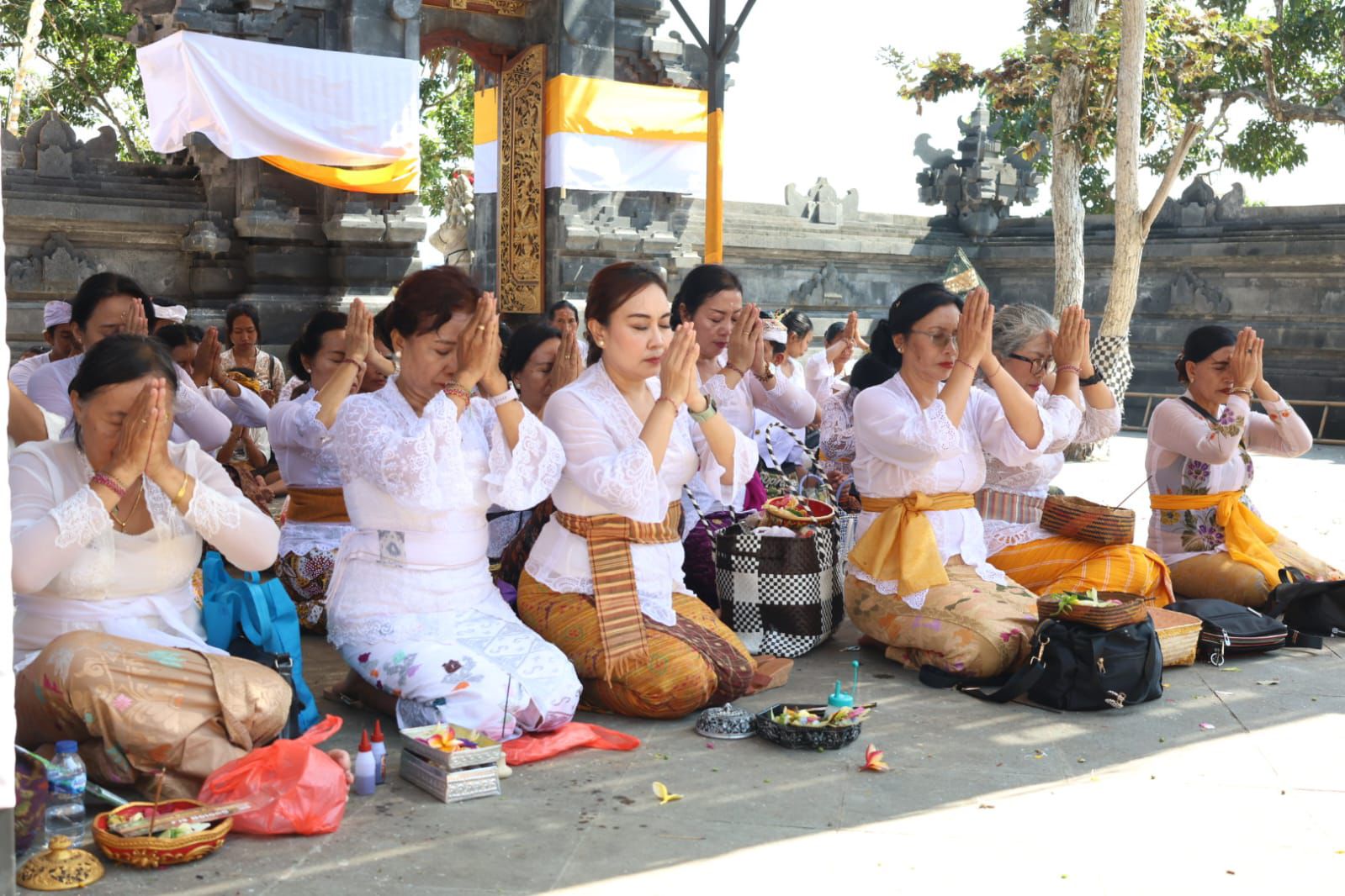 WHDI Kota Denpasar Tirta Yatra ke Pura Beji, Pura Payogan dan Penataran Segara Rupek. 