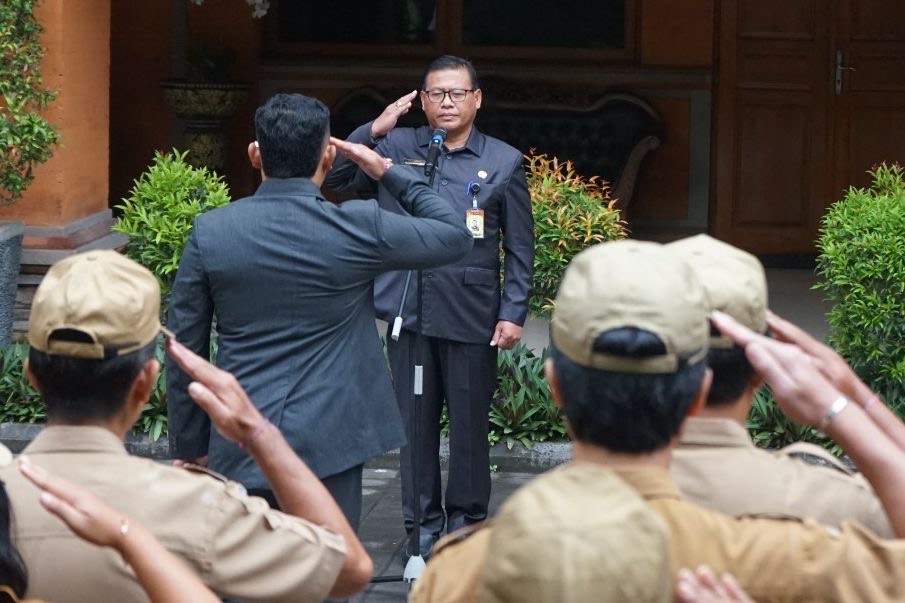 Pimpin Apel Pagi, Sekda Alit Wiradana Ingatkan ASN Berikan Pelayanan Optimal Bagi Masyarakat