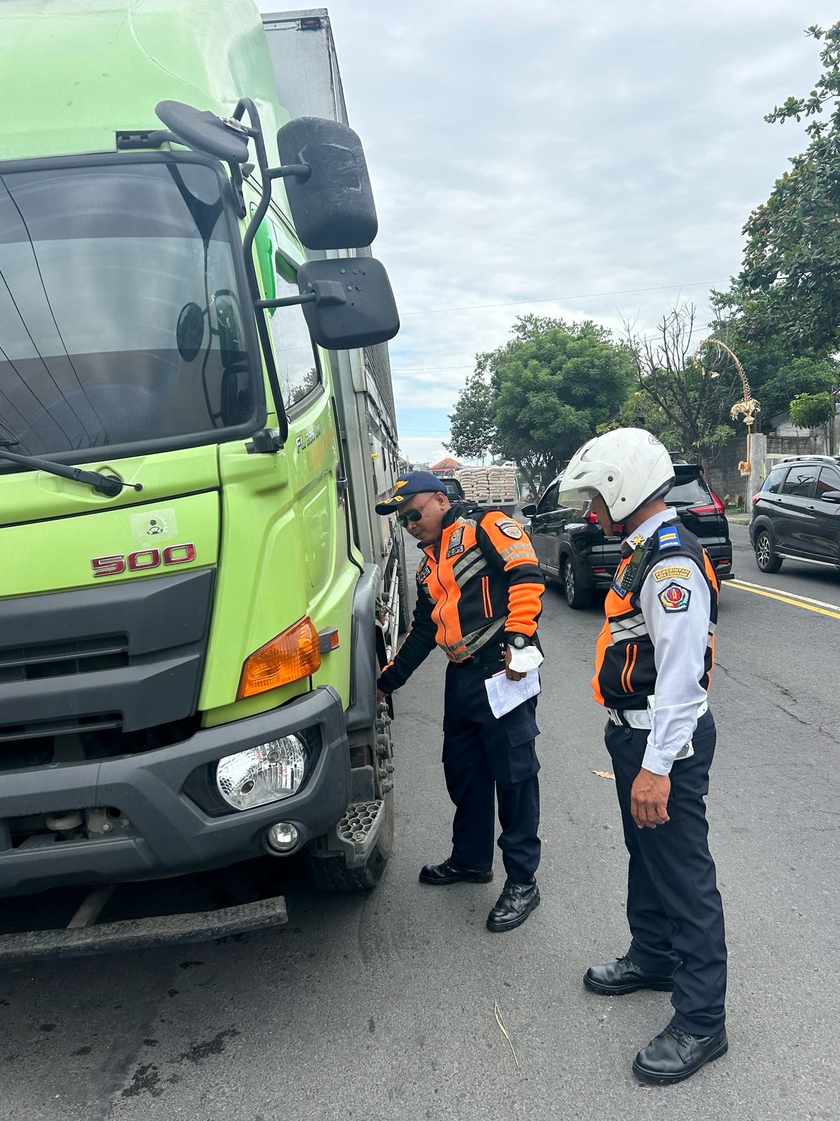 Membandel, Dishub Denpasar Kembali Tertibkan Truck Parkir di Jalan Cargo. 