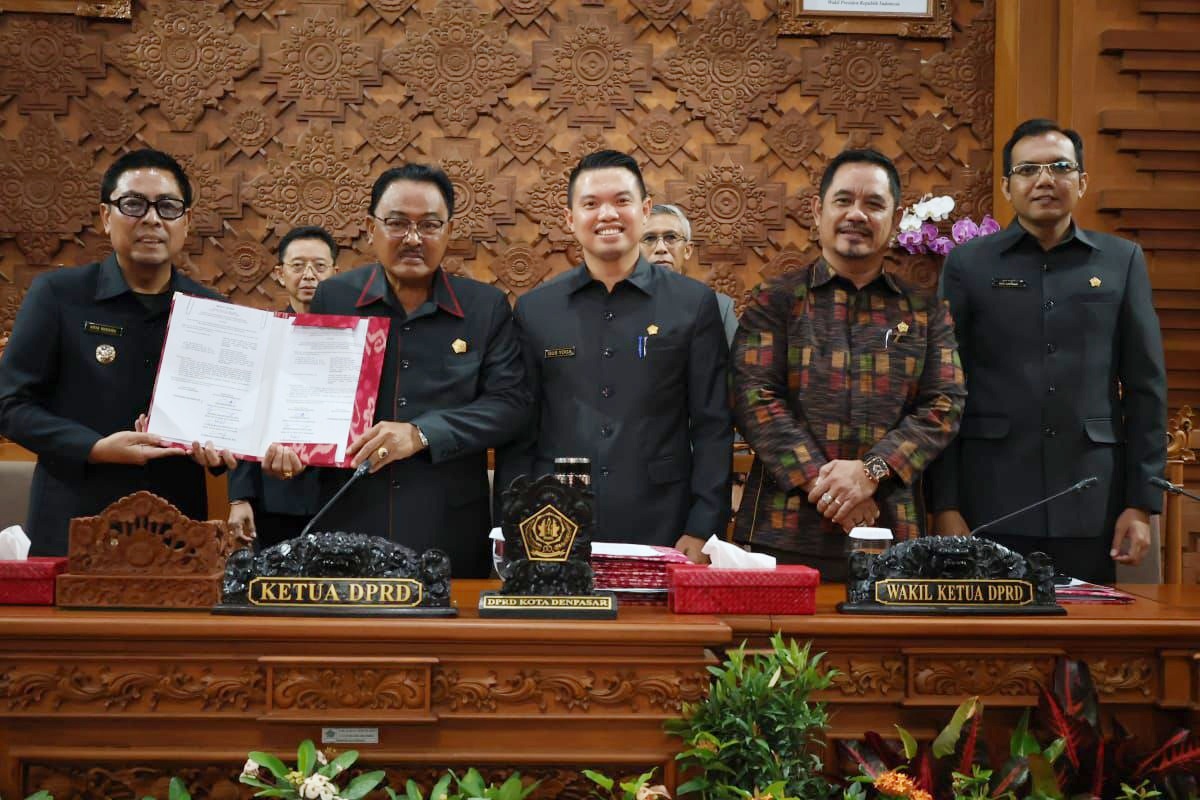 Seluruh Fraksi DPRD Kota Denpasar Setujui Penetapan 4 Ranperda Menjadi Perda, 